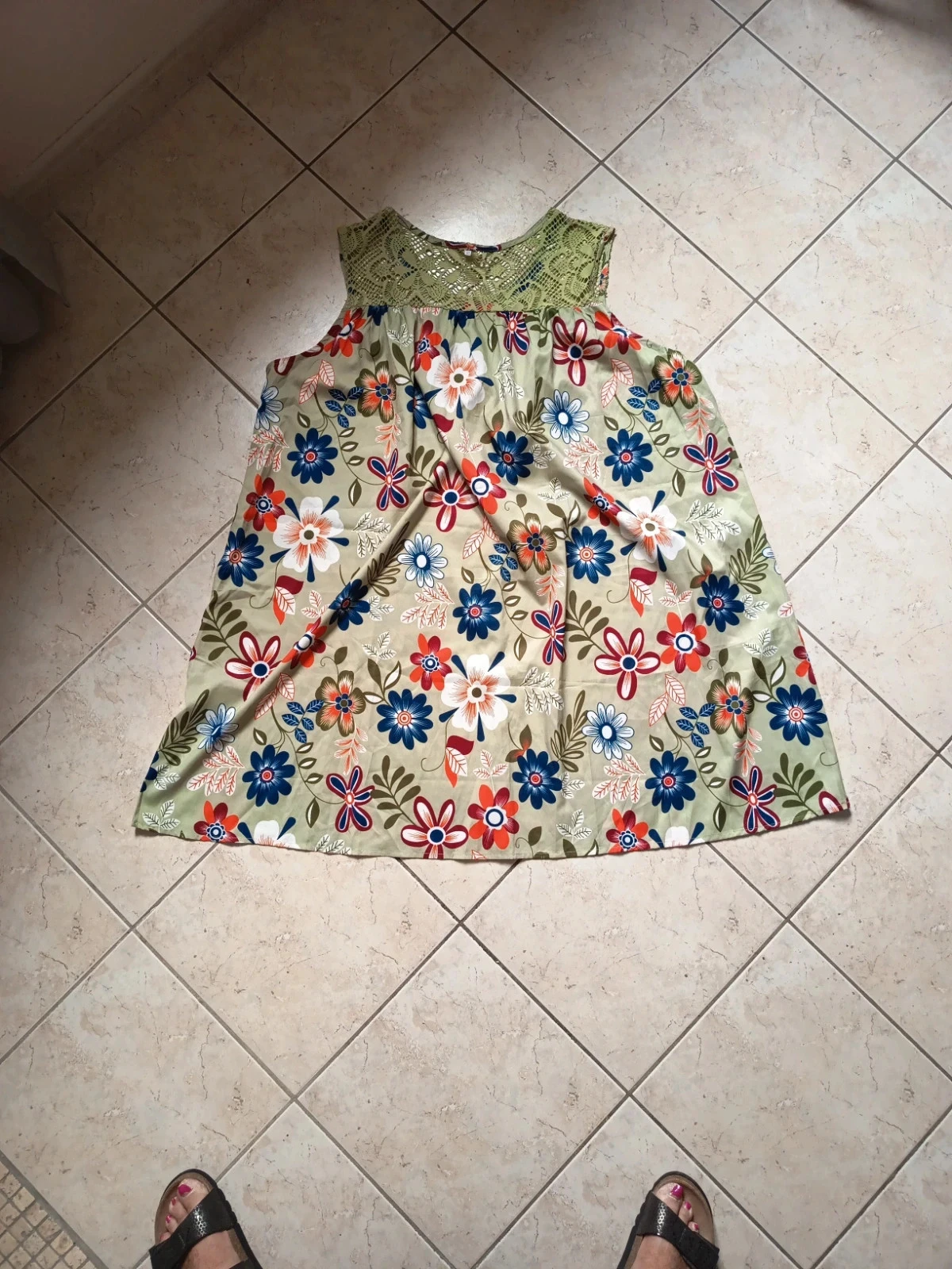 Robe légère verte fleurie
